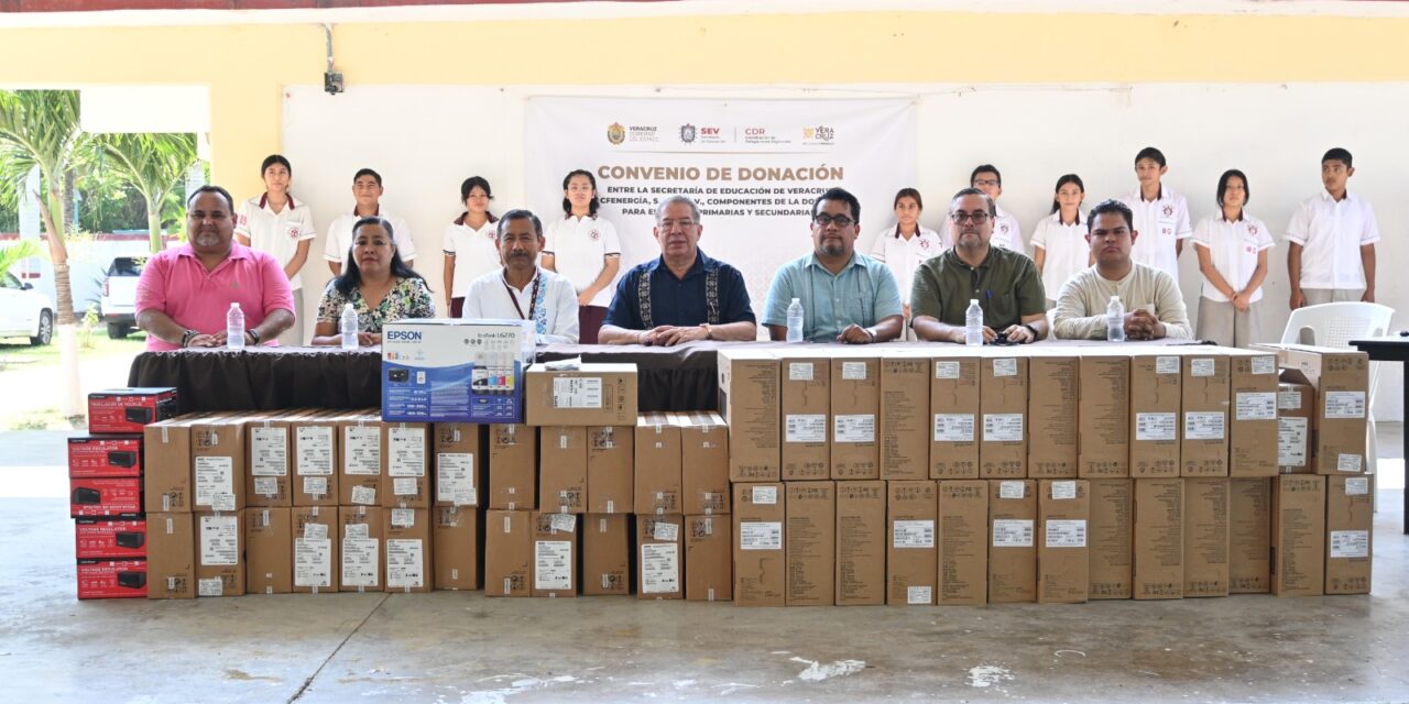 Tuxpan: Se entregaron 25 computadoras, 1 impresora, 9 reguladores y 1 proyector a la Escuela Secundaria Técnica Industrial Núm. 76