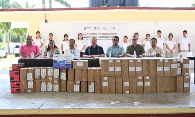 Tuxpan: Se entregaron 25 computadoras, 1 impresora, 9 reguladores y 1 proyector a la Escuela Secundaria Técnica Industrial Núm. 76
