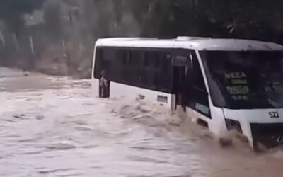 Autobús queda atrapado por la crecida de un arroyo en Castillo de Teayo