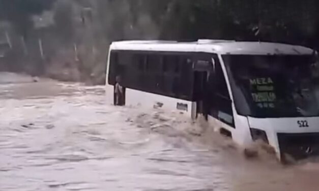 Autobús queda atrapado por la crecida de un arroyo en Castillo de Teayo