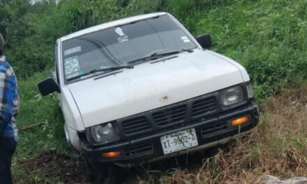 Camioneta se sale de la carretera en Álamo, Veracruz