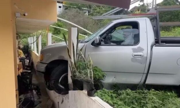 Tantoyuca: Camioneta sufre falla mecánica y se estrella contra una cerca 