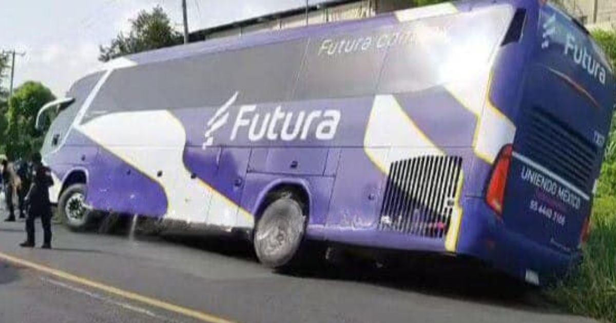 Chinampa de Gorostiza: .Autobús sufre falla mecánica sobre la Tuxpan-Tampico