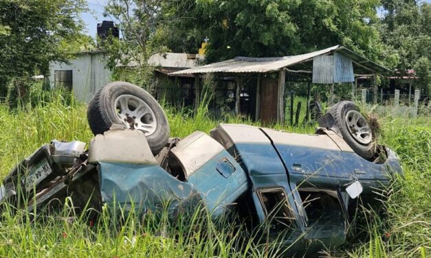 Camioneta vuelca tras haber sido embestida: tres lesionados en Tampico Alto