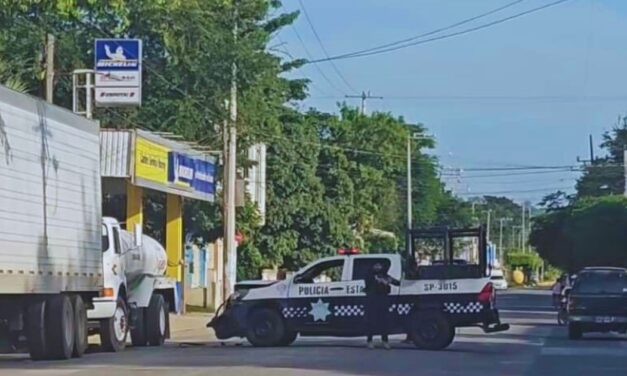 Policía estatal choca contra pipa estacionada en Álamo