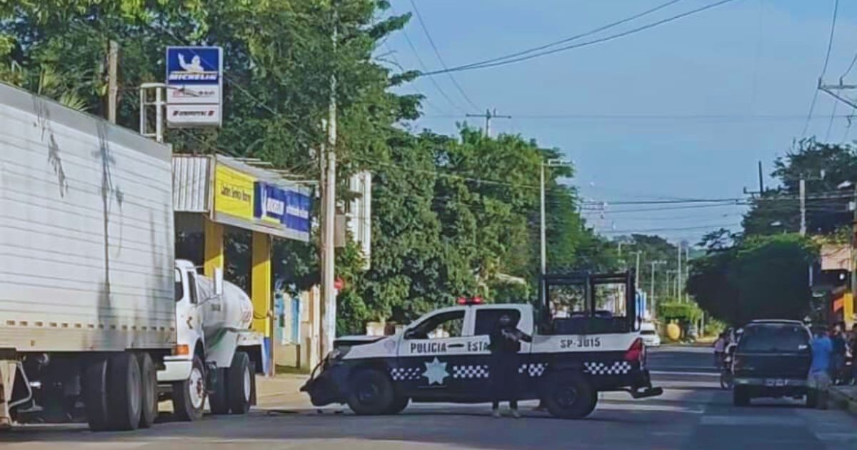 Policía estatal choca contra pipa estacionada en Álamo