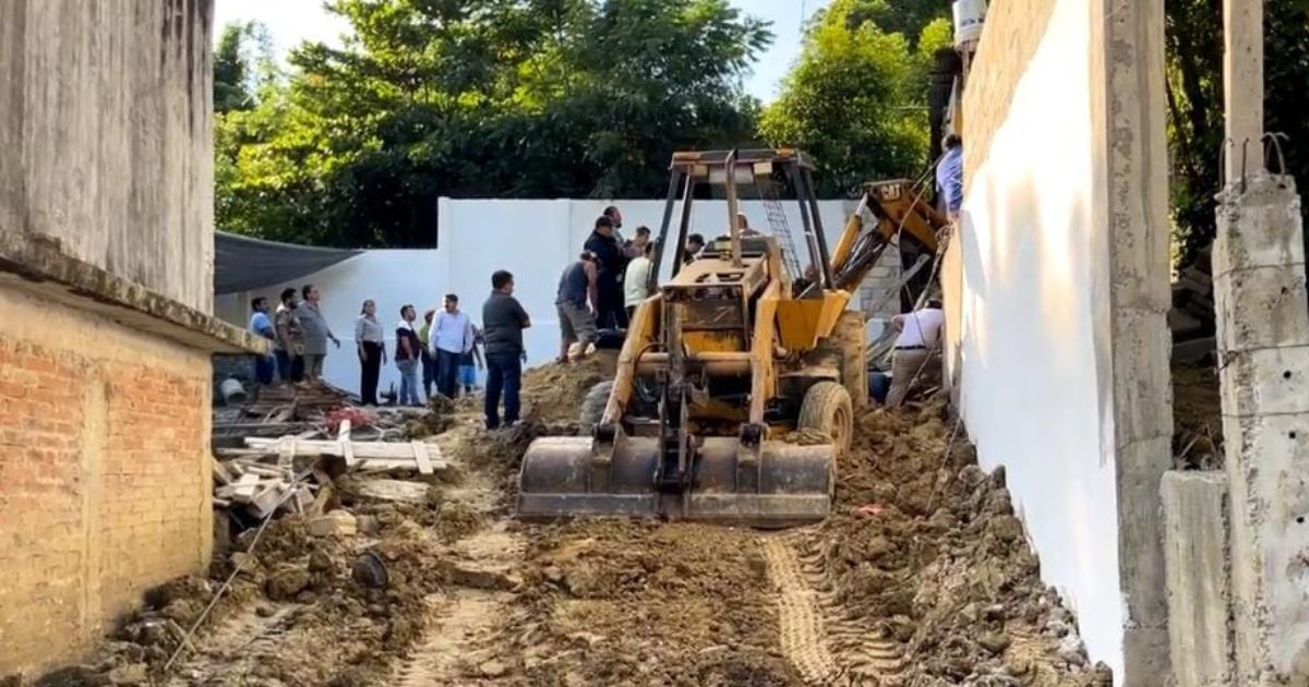 Tihuatlan: Rescatan con vida a trabajadores sepultados en obra