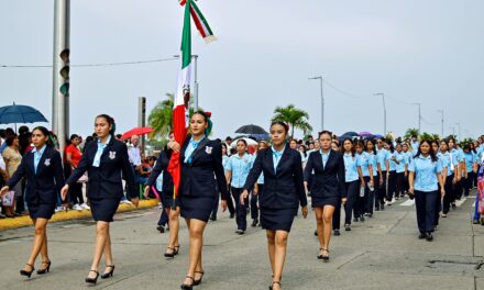 Se realizó en Tuxpan el desfile cívico-militar del 214 Aniversario del Inicio de la Independencia de México