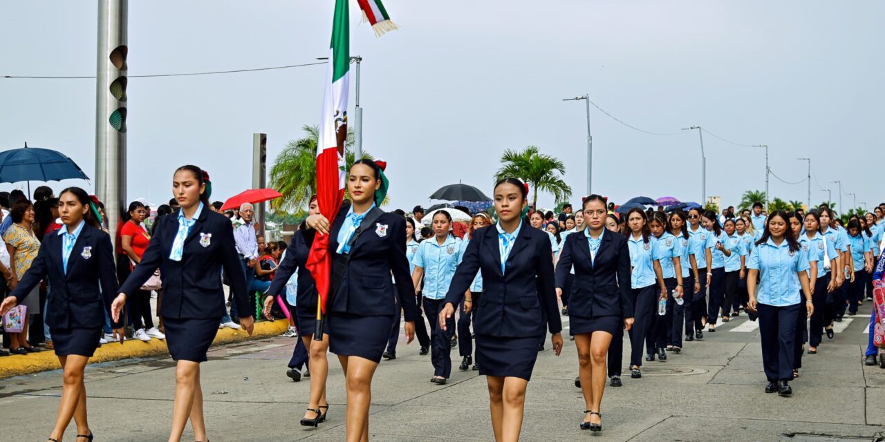 Se realizó en Tuxpan el desfile cívico-militar del 214 Aniversario del Inicio de la Independencia de México