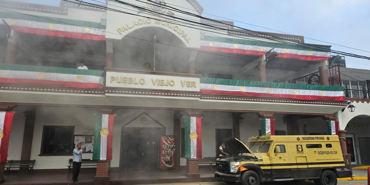 Camioneta de valores se incendia frente al Palacio Municipal de Pueblo Viejo