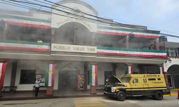 Camioneta de valores se incendia frente al Palacio Municipal de Pueblo Viejo