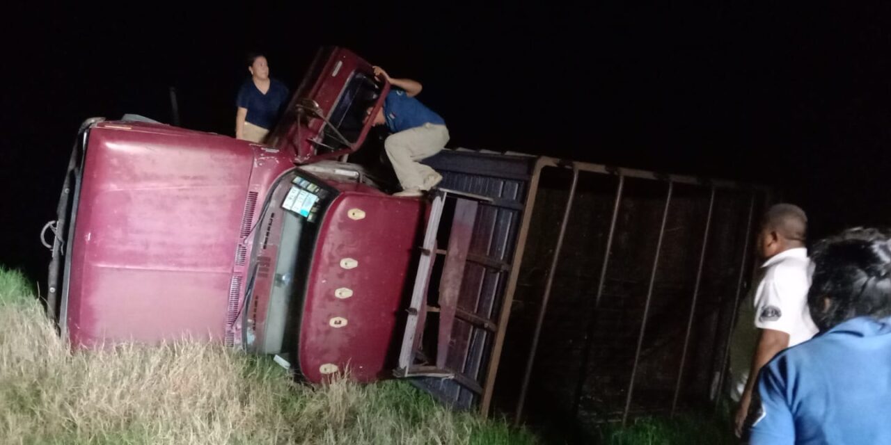 Tras aparatosa volcadura en Álamo, masculino queda prensado