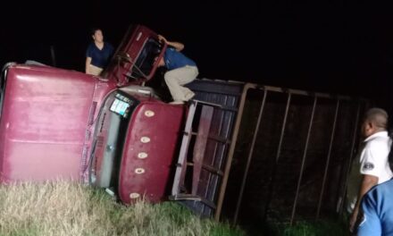 Tras aparatosa volcadura en Álamo, masculino queda prensado