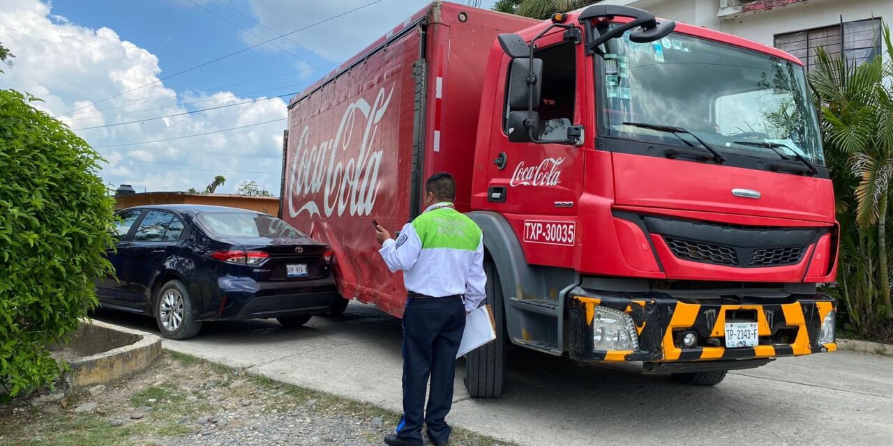 Camión de la Coca choca a vehículo particular en Cerro Azul