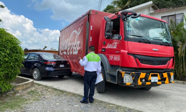 Camión de la Coca choca a vehículo particular en Cerro Azul