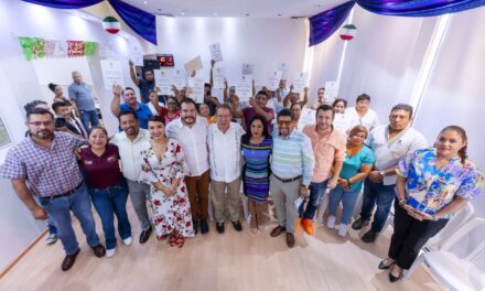 Familias de Tuxpan y Cerro Azul fueron beneficiadas con la entrega de escrituras, lo que les brinda certeza jurídica patrimonial