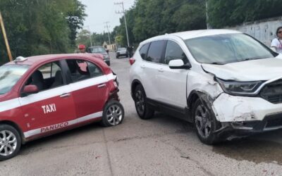 Choque vehicular en la avenida Carranza en Pánuco: No se reportan personas lesionadas