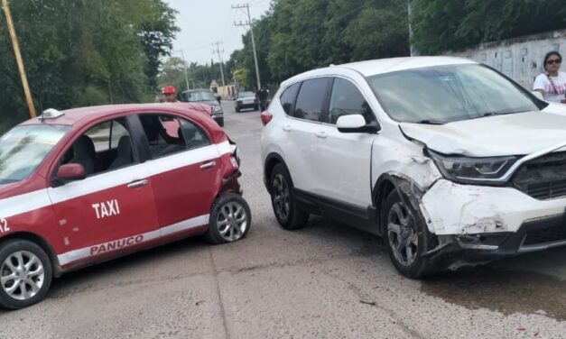 Choque vehicular en la avenida Carranza en Pánuco: No se reportan personas lesionadas