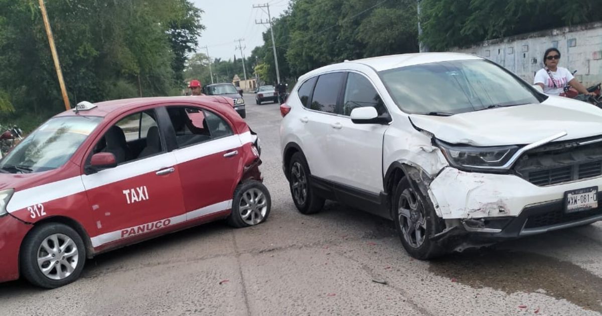 Choque vehicular en la avenida Carranza en Pánuco: No se reportan personas lesionadas