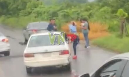 Choque frente al Hospital General de Álamo deja solo daños y lesiones menores