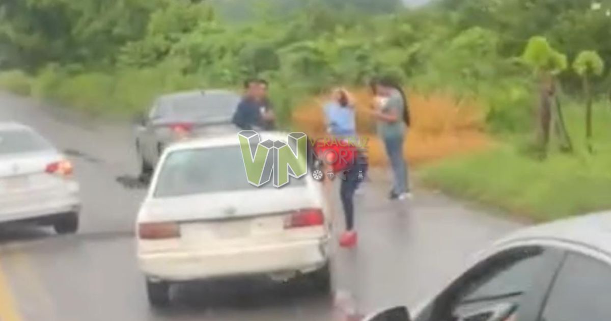 Choque frente al Hospital General de Álamo deja solo daños y lesiones menores