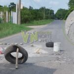 Taxistas de Álamo toman cartas en el asunto y bachean carretera ante la apatía del gobierno estatal