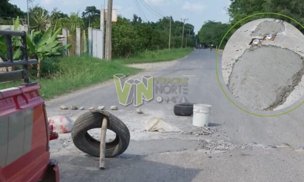 Taxistas de Álamo toman cartas en el asunto y bachean carretera ante la apatía del gobierno estatal