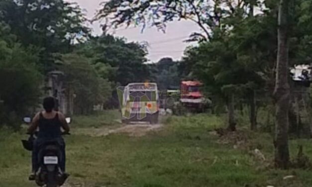 Auxilian a Don Félix tras sufrir infarto en Pueblo Nuevo, Álamo; su nieto también hospitalizado