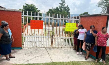 Álamo: Padres de familia mantienen toma de escuela telesecundaria en Lomas de Vinazco