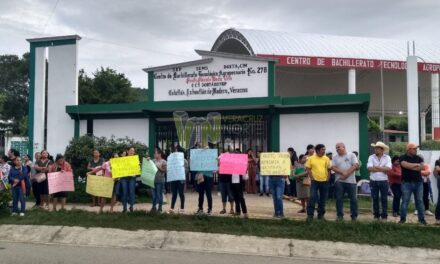 Padres toman instalaciones del CBTA 278 y bloquean carretera Álamo-Chicontepec; exigen intervención de la SEV