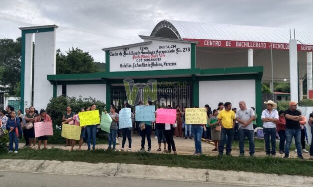 Padres toman instalaciones del CBTA 278 y bloquean carretera Álamo-Chicontepec; exigen intervención de la SEV