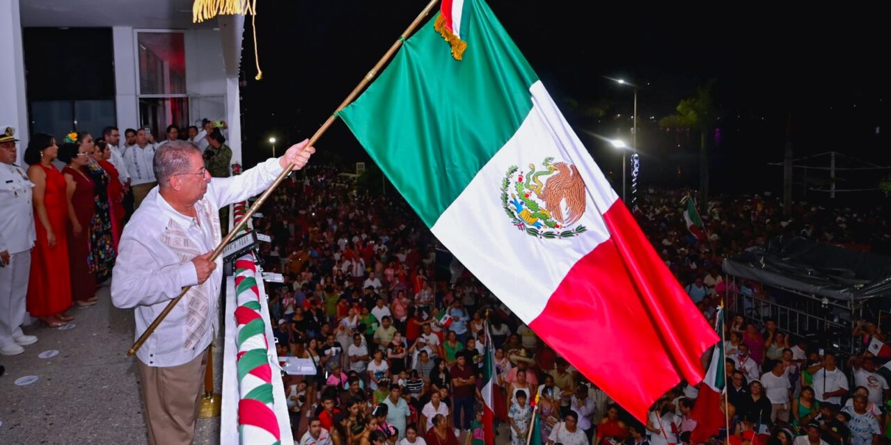 Con gran fervor patrio se realizó en Tuxpan la ceremonia del Grito de Independencia.