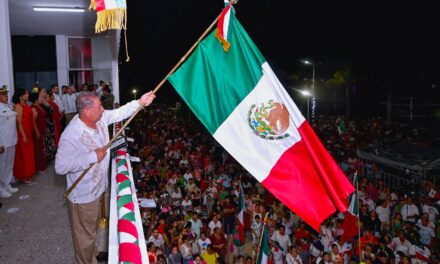 Con gran fervor patrio se realizó en Tuxpan la ceremonia del Grito de Independencia.