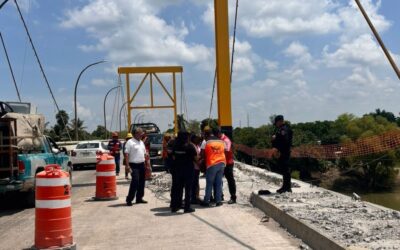 Obreros le salvan la vida a una mujer en Pánuco: Evitaron que saltara del puente