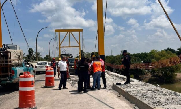 Obreros le salvan la vida a una mujer en Pánuco: Evitaron que saltara del puente