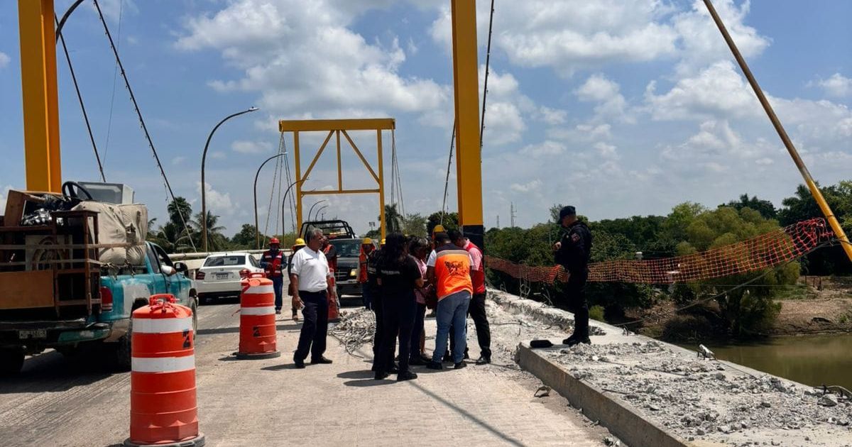 Obreros le salvan la vida a una mujer en Pánuco: Evitaron que saltara del puente