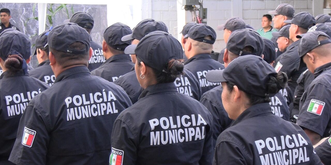Gobierno de Tuxpan entrega vales de despensa a 135 elementos de la Policía Municipal