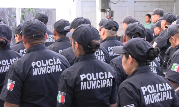 Gobierno de Tuxpan entrega vales de despensa a 135 elementos de la Policía Municipal