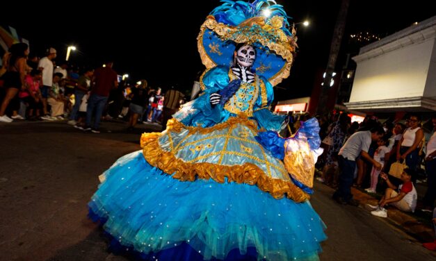 Inició en Tuxpan la celebración del Día de Muertos con un multitudinario desfile y un festival cultural