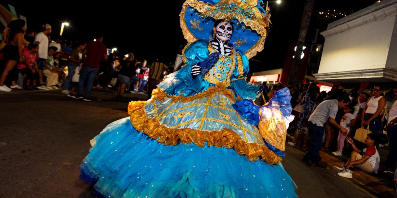 Inició en Tuxpan la celebración del Día de Muertos con un multitudinario desfile y un festival cultural