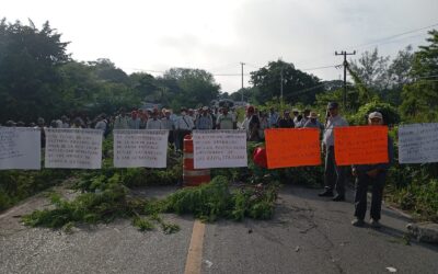 Pobladores bloquean carretera por falta de agua y mal servicio de CAEV en Tantoyuca