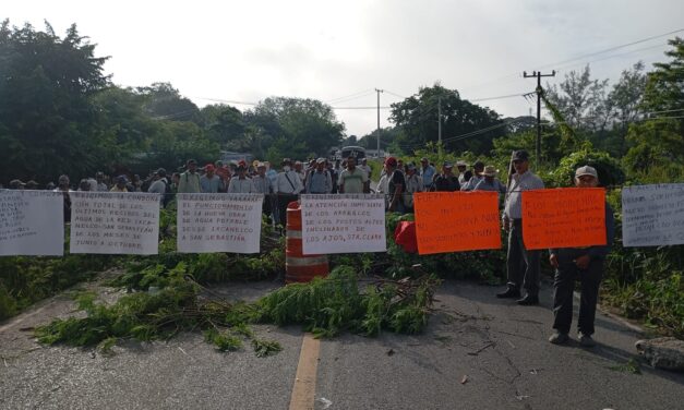 Pobladores bloquean carretera por falta de agua y mal servicio de CAEV en Tantoyuca