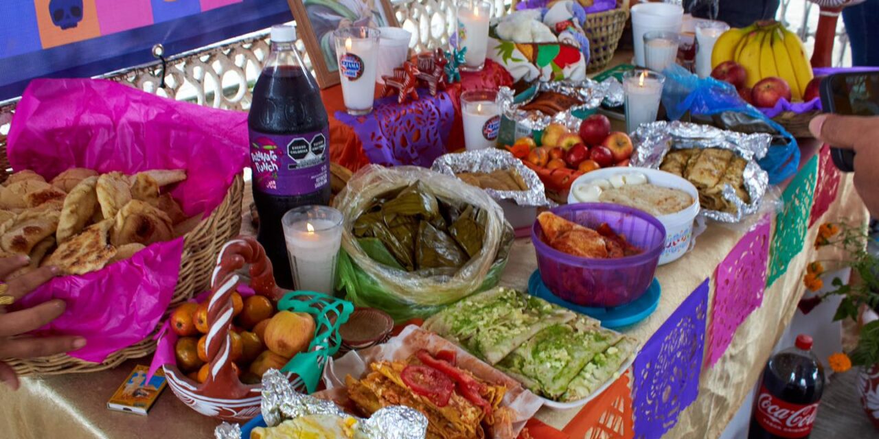 Previo a Xantolo, colocan ofrenda a San Lucas en Platón Sánchez