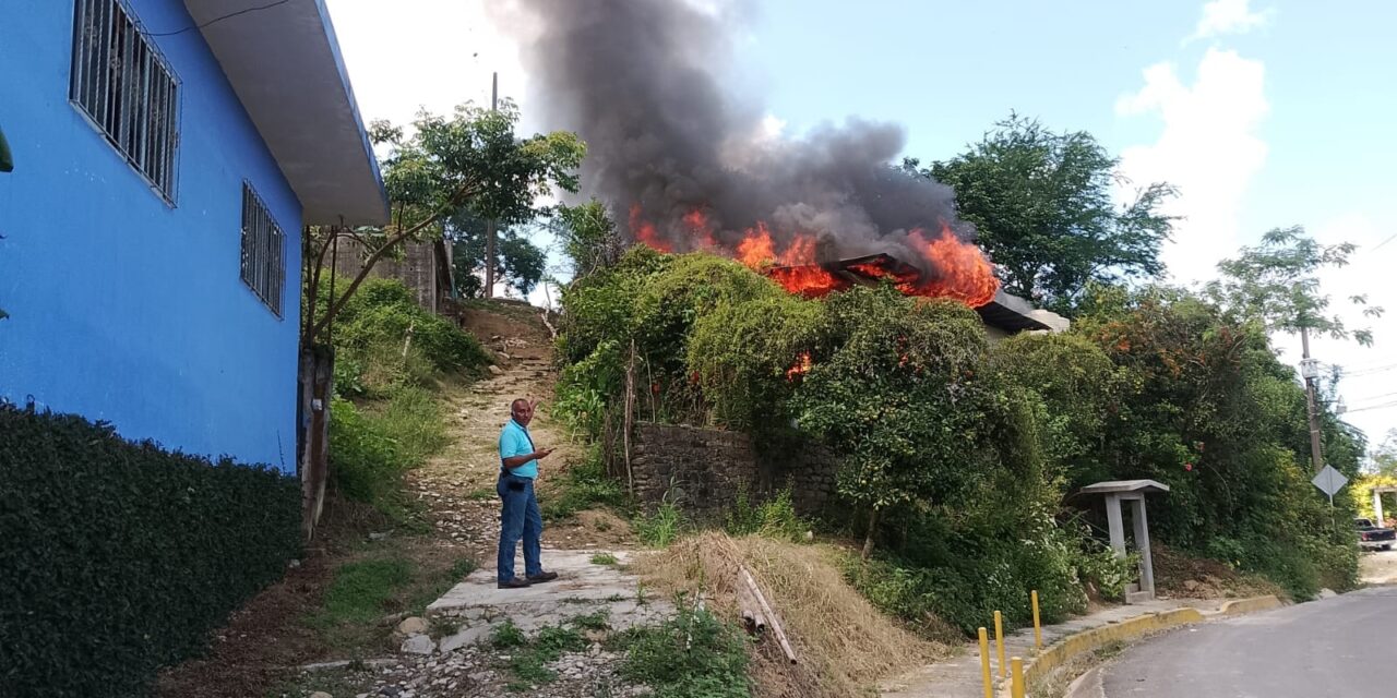 Incendio consume vivienda en Chicontepec: Vecinos solicitan apoyo para los afectados
