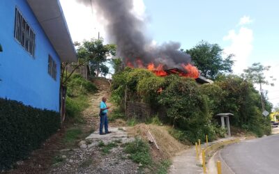 Incendio consume vivienda en Chicontepec: Vecinos solicitan apoyo para los afectados