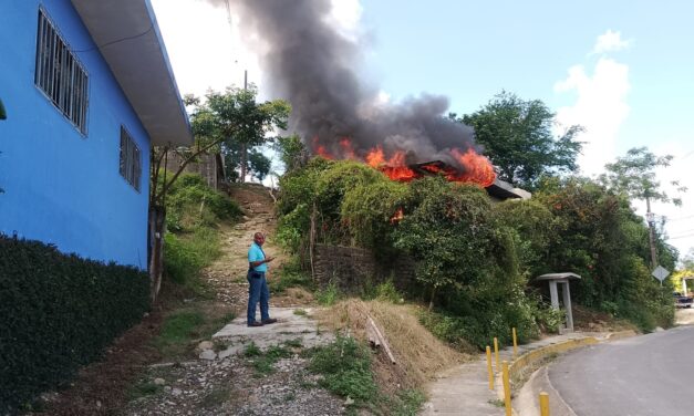 Incendio consume vivienda en Chicontepec: Vecinos solicitan apoyo para los afectados