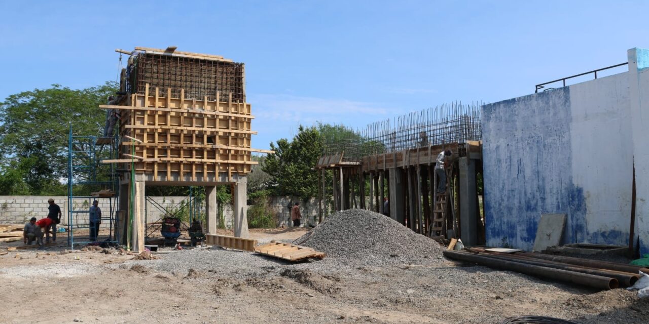 Alcalde de Pánuco y director de CAEV supervisan obra hídrica