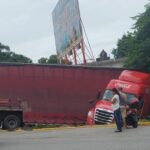 Derrapa tráiler cargado de Coca-Cola en Pueblo Viejo