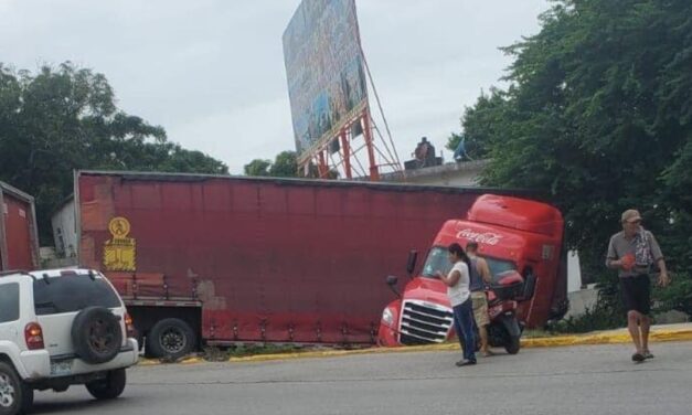 Derrapa tráiler cargado de Coca-Cola en Pueblo Viejo