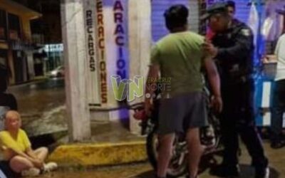 Pareja derrapa en motocicleta en la zona centro de Álamo